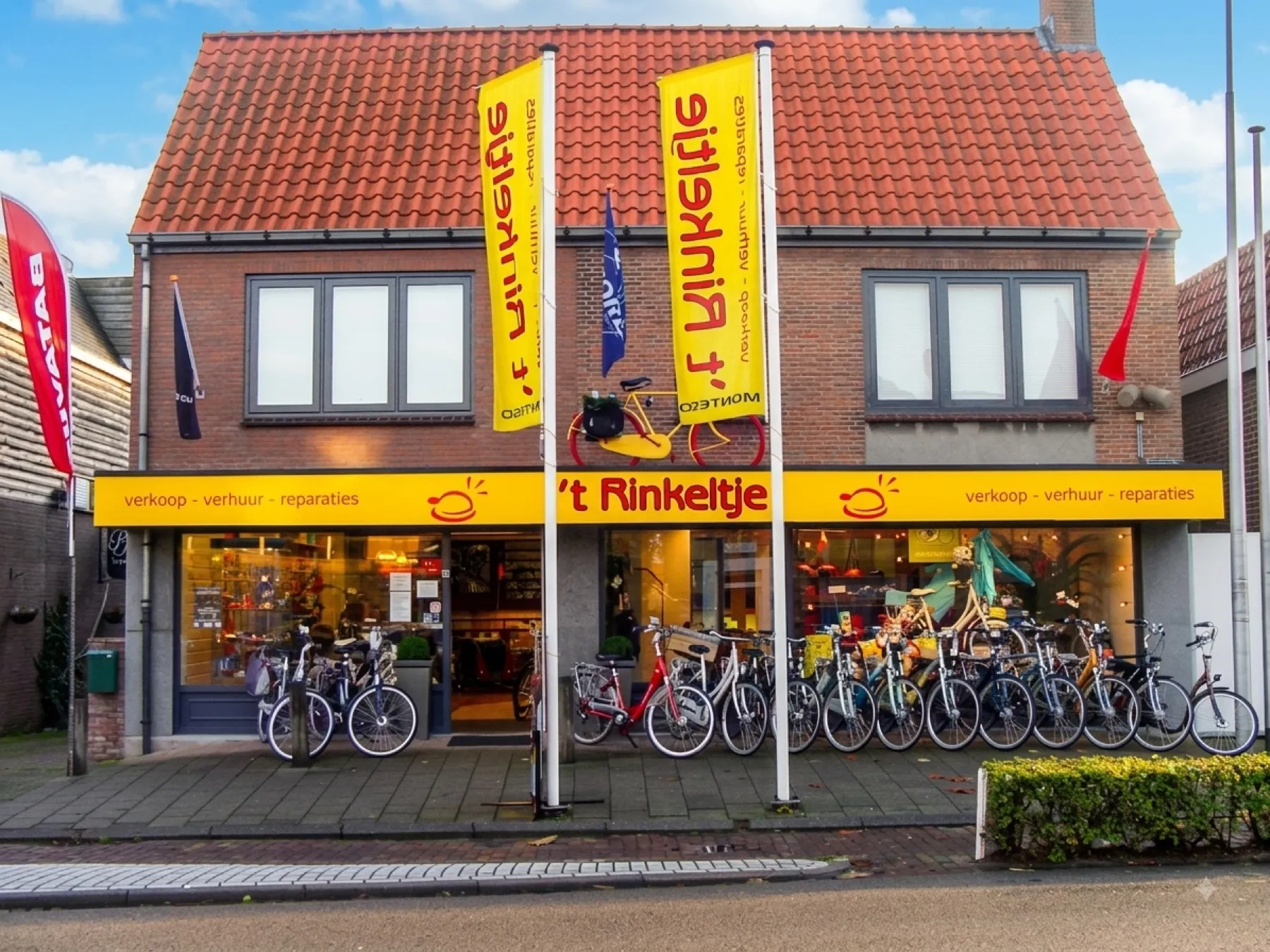 De winkel van 't Rinkeltje aan de Sint Annastraat in Sluis, met huurfietsen voor de deur