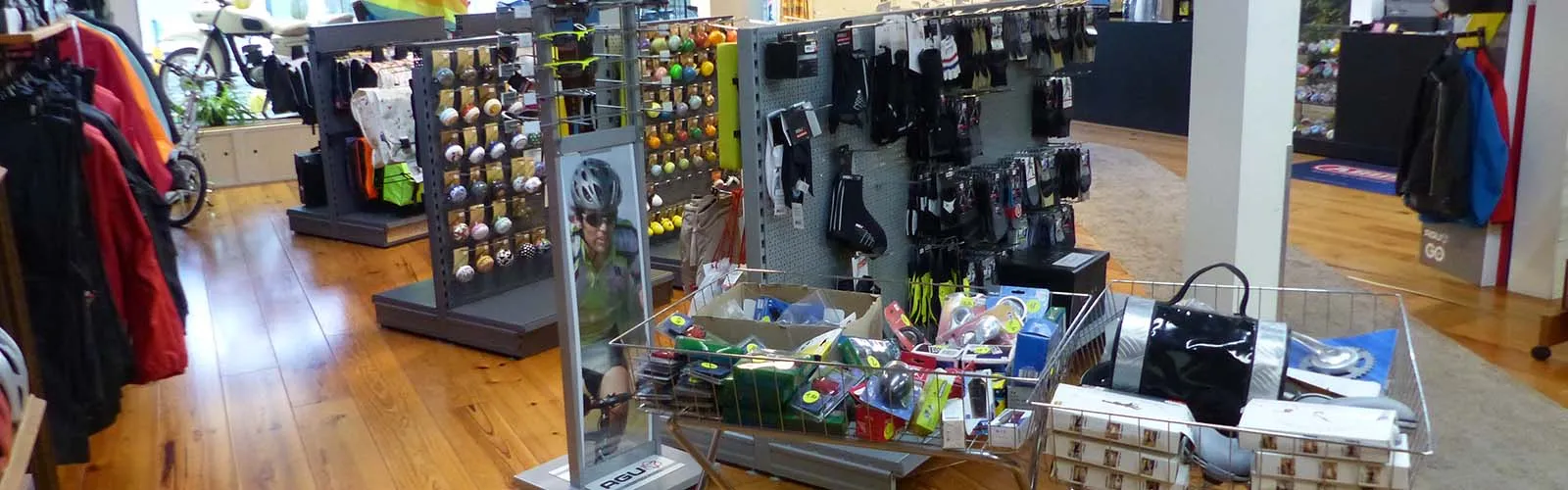 Displays met bellen, handschoenen en kleine fietsaccessoires in de winkel